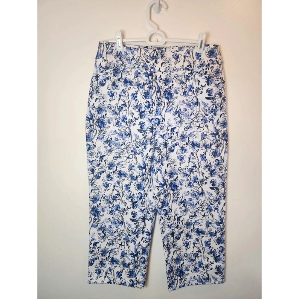 Croft and Borrow Pull on Women's Sz 8 Floral Capris Blue and White
